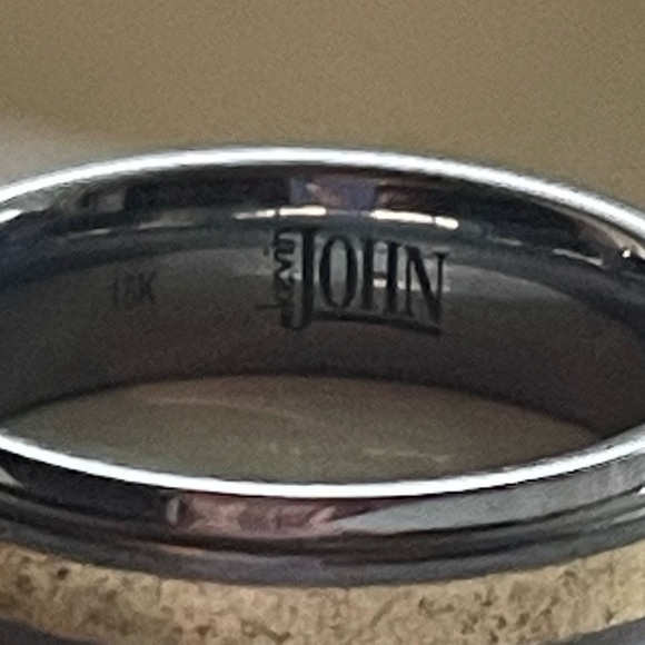 18K Two toned wedding band marked 18K It is engraved with a name. - Picture 3 of 9
